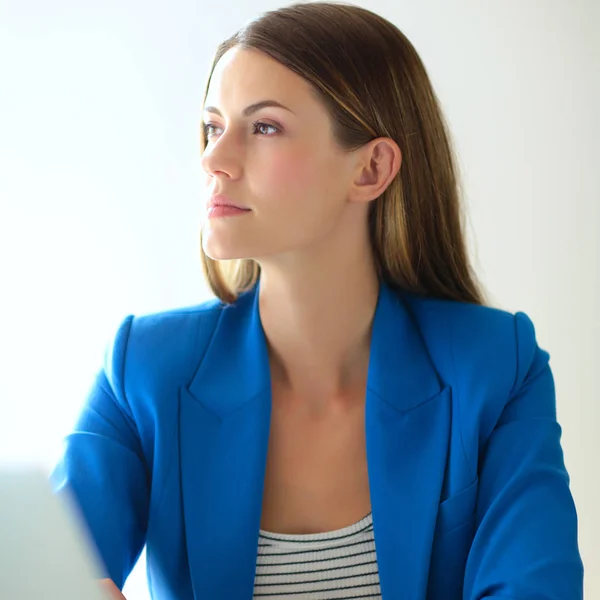 Vrouw met documenten op het bureau. — Stockfoto