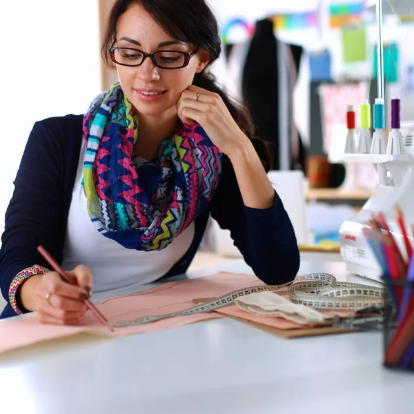 Dressmaker progettazione di modelli di vestiti su carta — Foto Stock