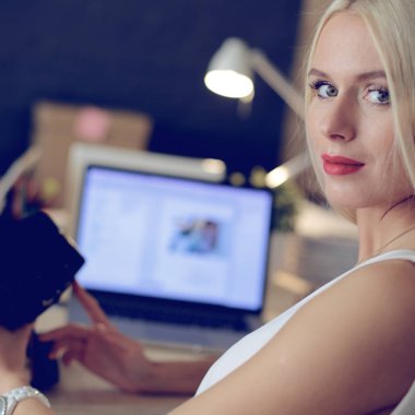 Genç fotoğrafçı ve iş yerinde grafik tasarımcı