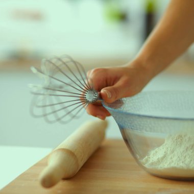 Mutfaktaki genç kadın, arka planda izole edilmiş.