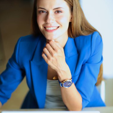 Masada dizüstü bilgisayarı olan kadın.