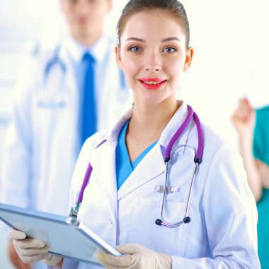 Tıp grubunun önünde çekici bir kadın doktor.