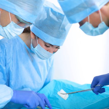 Genç ameliyat ekibi ameliyathanede.