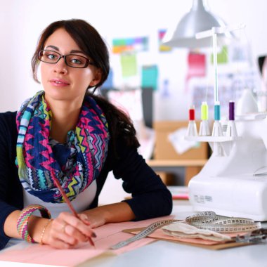 Giysi tasarımcısı kağıt üzerinde kıyafet deseni tasarlıyor