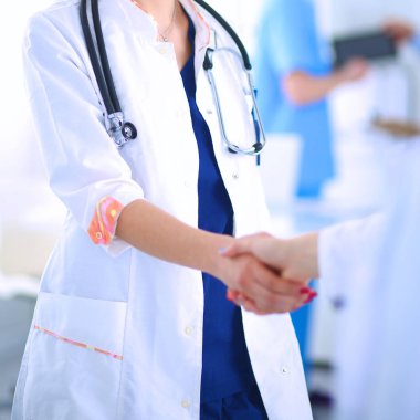 Genç tıpçılar ofiste el sıkışıyor.