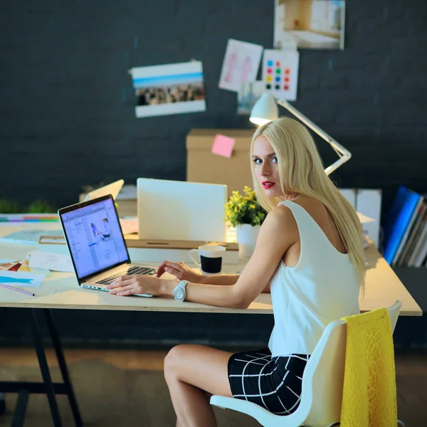Porträt einer professionellen Geschäftsfrau, die im Büro sitzt — Stockfoto
