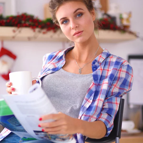 Mujer leyendo revista En la cocina en casa — Foto de Stock