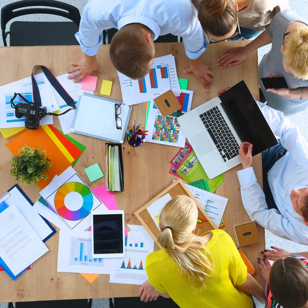 Affärsmän som sitter och diskuterar på affärsmöte, i ämbetet — Stockfoto