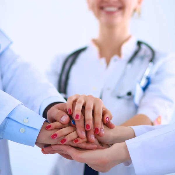 Artsen en verpleegkundigen in een medisch team stapelen handen — Stockfoto