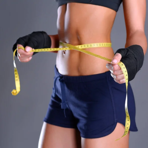 Fitness femei corp frumos cu bandă de măsură — Fotografie, imagine de stoc