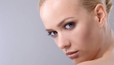 gri arka plan üzerinde izole, güzel bir kadın