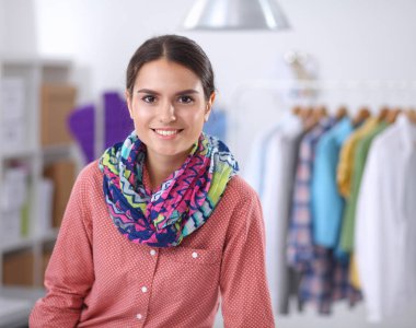 Stüdyoda çalışan modern genç moda tasarımcısı.