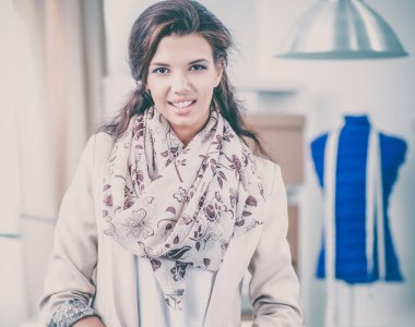 Stüdyoda çalışan genç moda tasarımcısı.