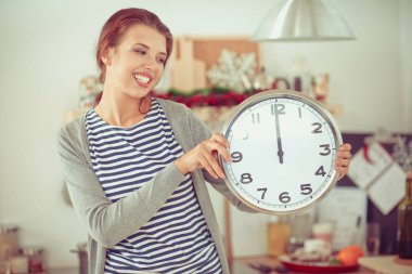 Kadın mutfakta Noel kurabiyesi yapıyor.