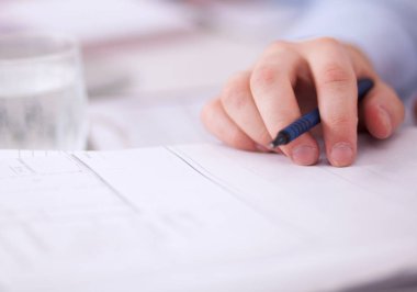 İş adamları iş toplantısında, ofiste oturup tartışıyorlar.