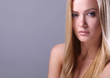 gri arka plan üzerinde izole, güzel bir kadın