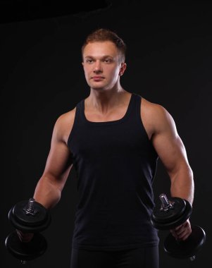 yakışıklı kaslı adam dumbell ile çalışma dışarı