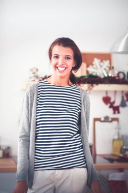 Kadın mutfakta Noel kurabiyesi yapıyor.