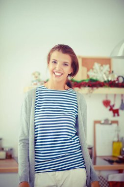 Kadın mutfakta Noel kurabiyesi yapıyor.