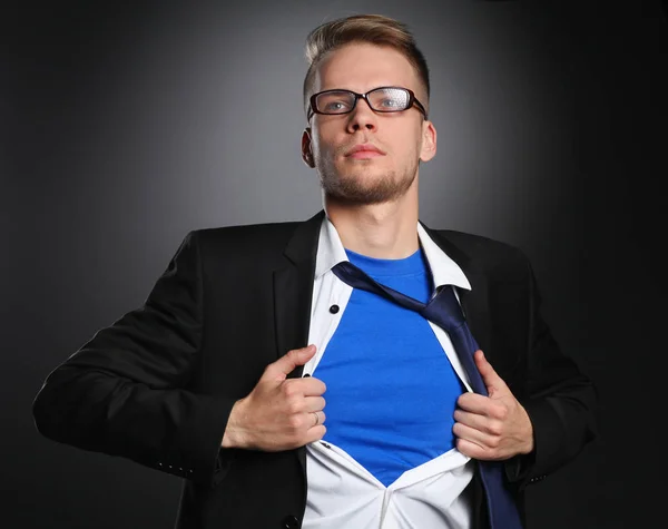 Junger Geschäftsmann, der sich wie ein Superheld benimmt und sein Hemd zerreißt, isoliert auf grauem Hintergrund — Stockfoto