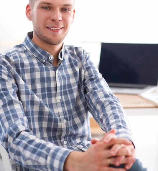 Young businessman working in office, sitting at desk — Stock Photo, Image