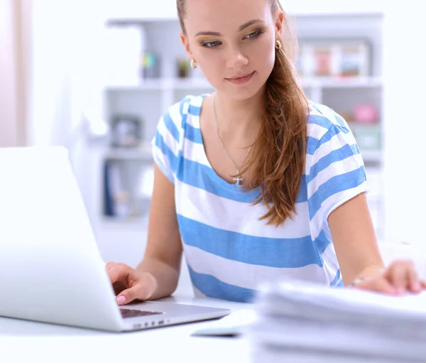 Mujer con documentos sentada en el escritorio — Foto de Stock