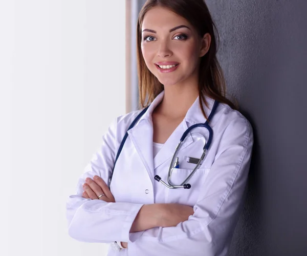 Médica mulher com estetoscópio isolado em fundo cinza — Fotografia de Stock