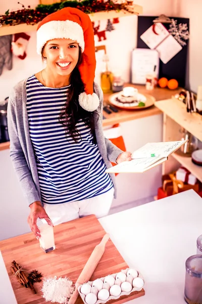 Woman making christmas cookies in the kitchen — Stock Photo, Image