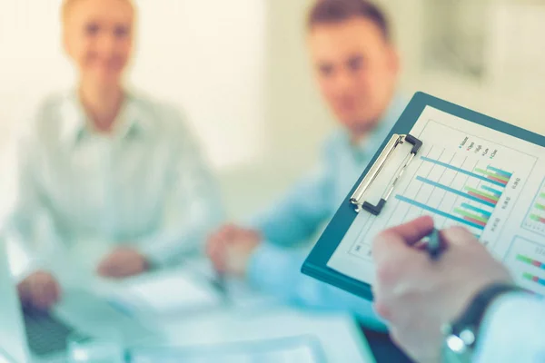 Geschäftsleute sitzen und diskutieren bei Geschäftstreffen, im Büro — Stockfoto