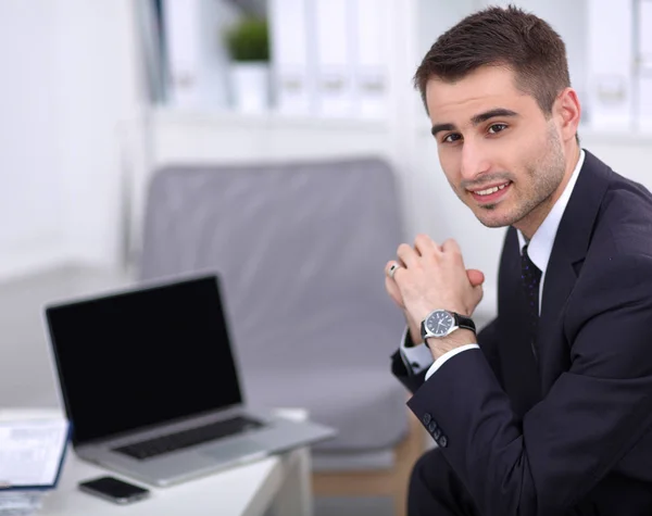 Ung affärsman sitter på sitt kontor — Stockfoto
