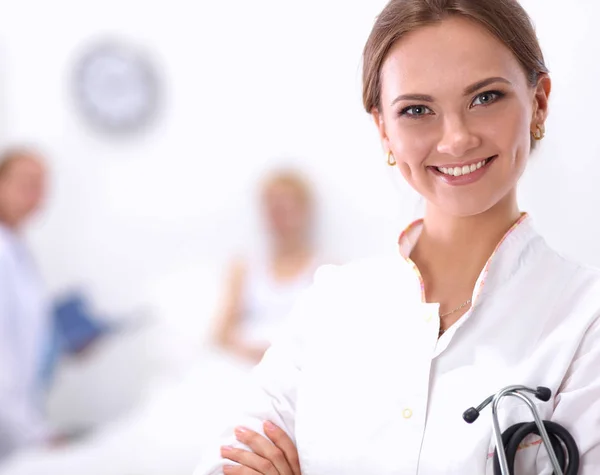 Femme médecin debout à l'hôpital — Photo