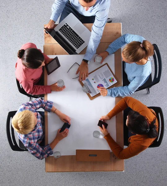 Geschäftsleute sitzen und diskutieren bei Geschäftstreffen, im Büro — Stockfoto