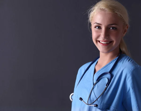 Jovem médica com estetoscópio isolado em cinza — Fotografia de Stock