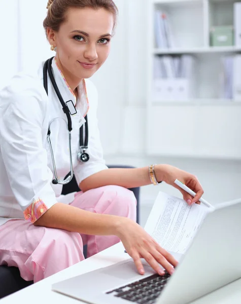 Portrait rapproché d'un jeune médecin assis sur le canapé — Photo