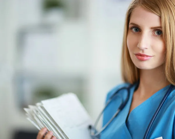 Portrét ženy lékaře se složkou na nemocniční chodbě — Stock fotografie