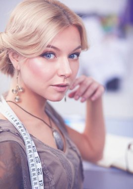 Stüdyoda çalışan genç moda tasarımcısı.