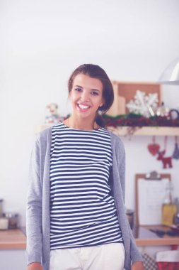 Kadın mutfakta Noel kurabiyesi yapıyor.