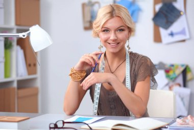 Stüdyoda çalışan genç moda tasarımcısı.