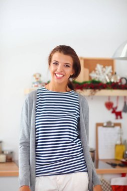 Kadın mutfakta Noel kurabiyesi yapıyor.