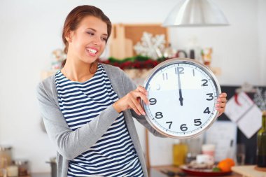 Kadın mutfakta Noel kurabiyesi yapıyor.