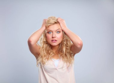 ayakta, gri arka plan üzerinde izole genç kadın