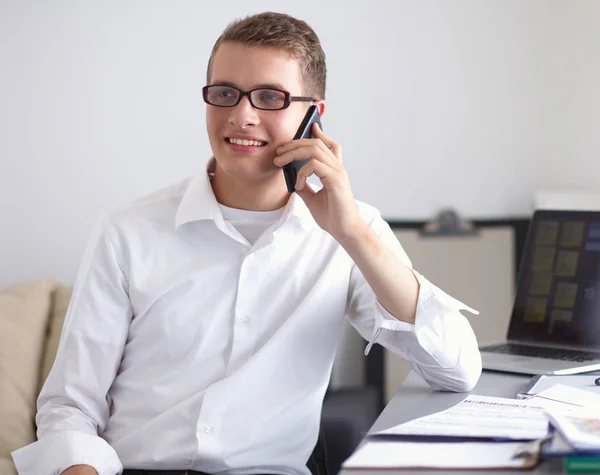 Jeune homme d'affaires travaillant au bureau, assis au bureau — Photo