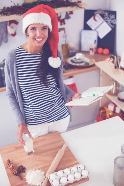 キッチンでクリスマスクッキーを作る女性 — ストック写真