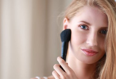 güzel bir kadın makyaj fırça ile uygulanması