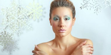 gri arka plan üzerinde izole, güzel bir kadın portresi