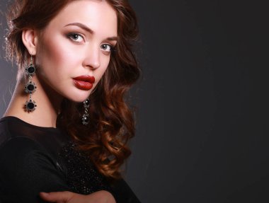 Siyah elbiseli, akşam makyajlı güzel bir kadın.