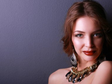 Siyah elbiseli, akşam makyajlı güzel bir kadın.