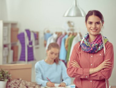 Stüdyoda çalışan modern genç moda tasarımcısı.