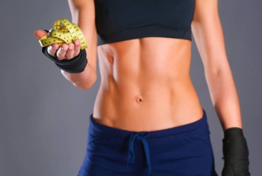 Siyah arka planda izole edilmiş mezuralı genç kadın.