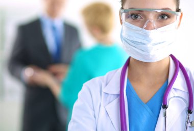 Kadın doktor hastanede dosyayla bekliyor.